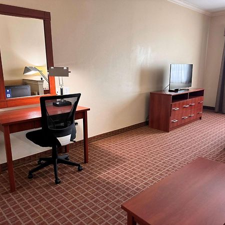 Ramada By Wyndham College Station Hotel Buitenkant foto