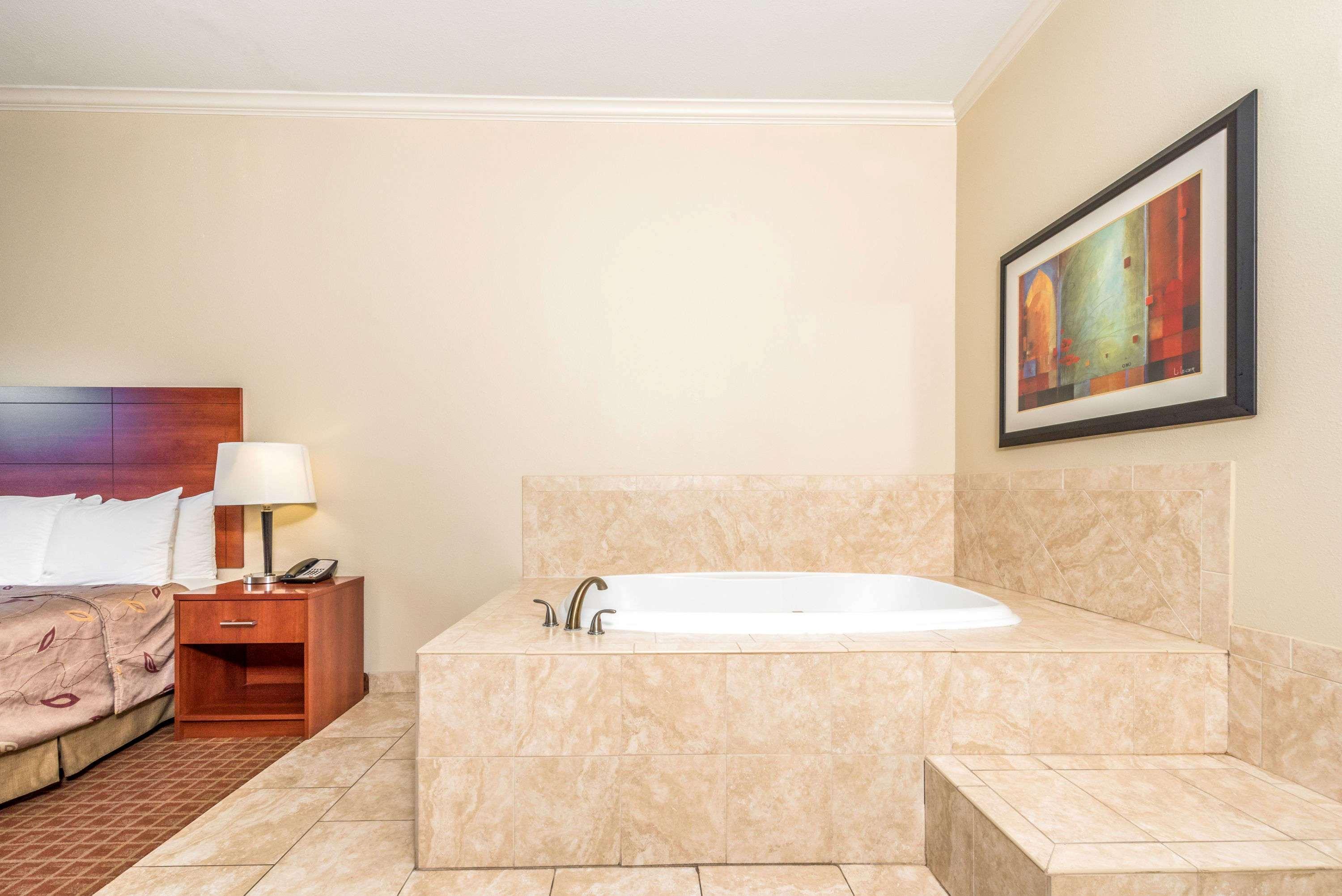 Ramada By Wyndham College Station Hotel Buitenkant foto