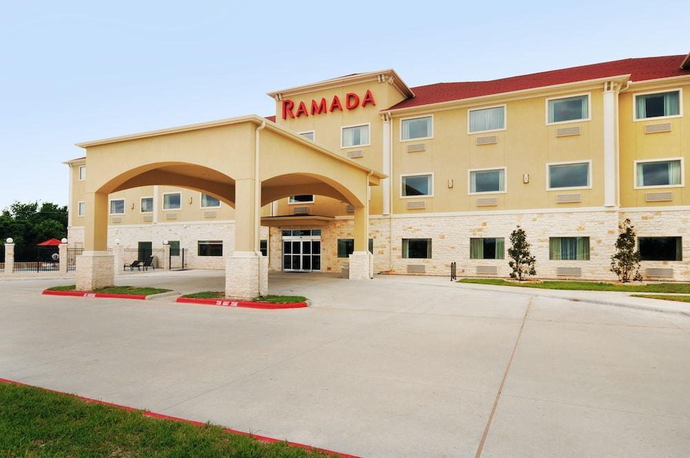 Ramada By Wyndham College Station Hotel Buitenkant foto