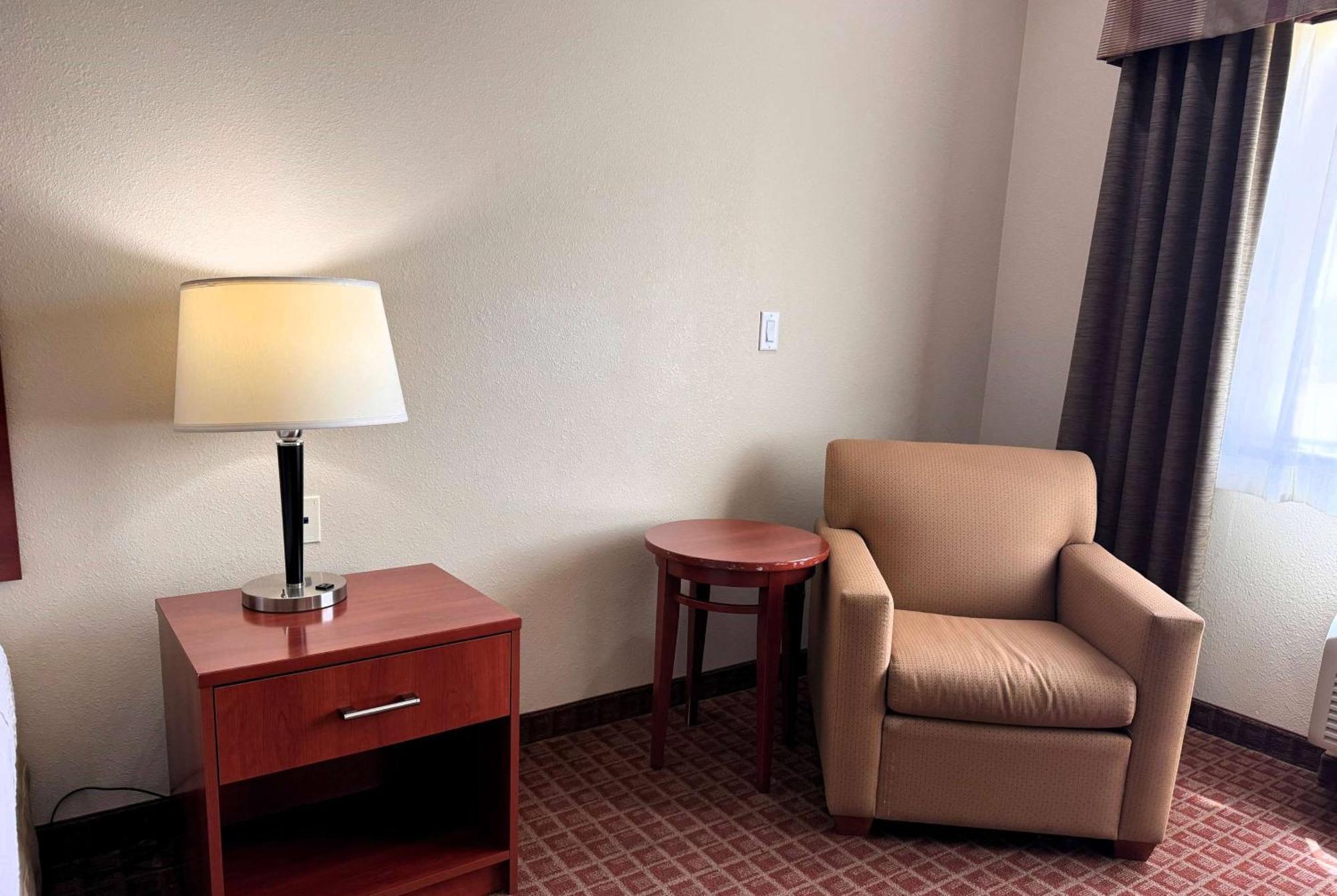 Ramada By Wyndham College Station Hotel Buitenkant foto