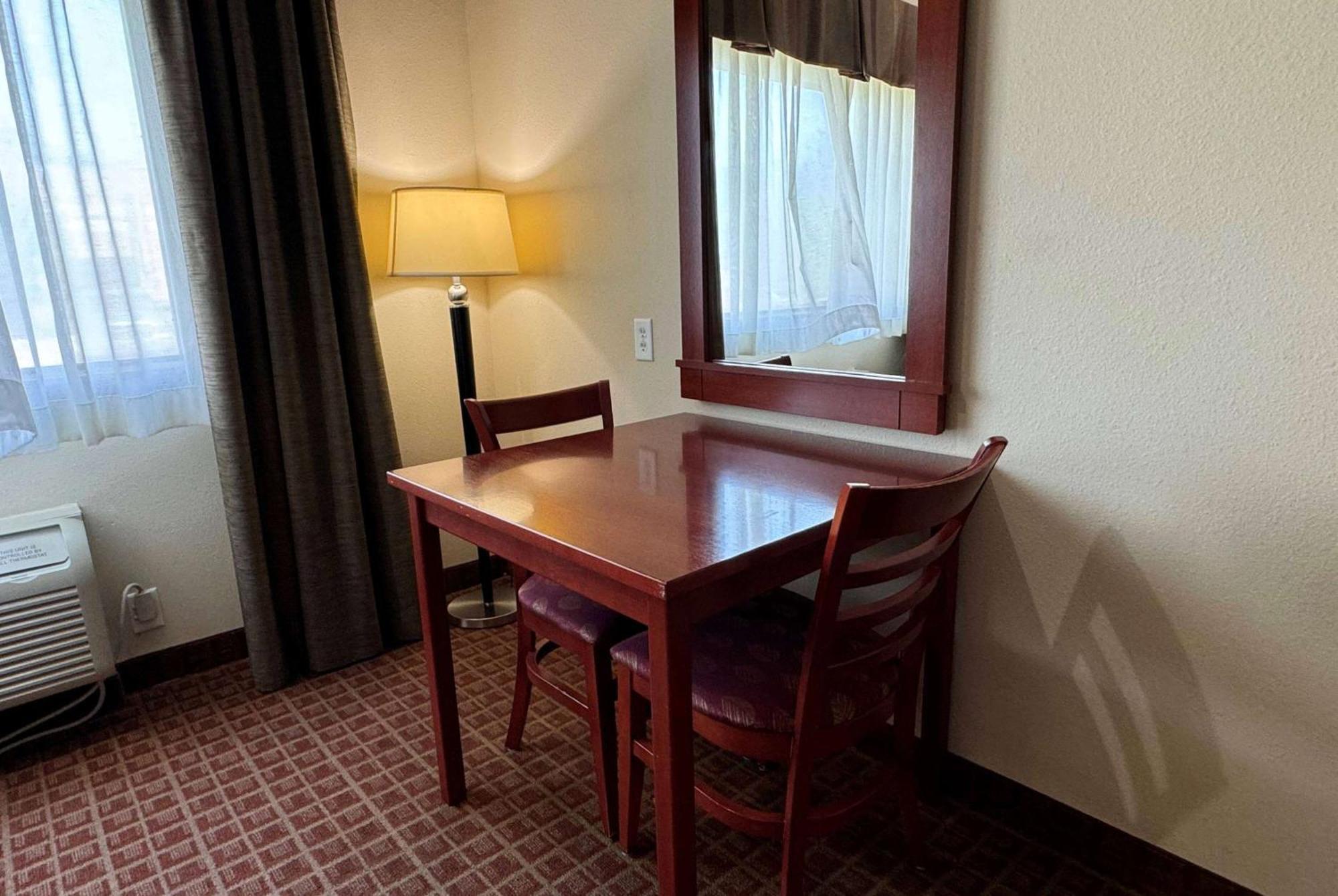 Ramada By Wyndham College Station Hotel Buitenkant foto