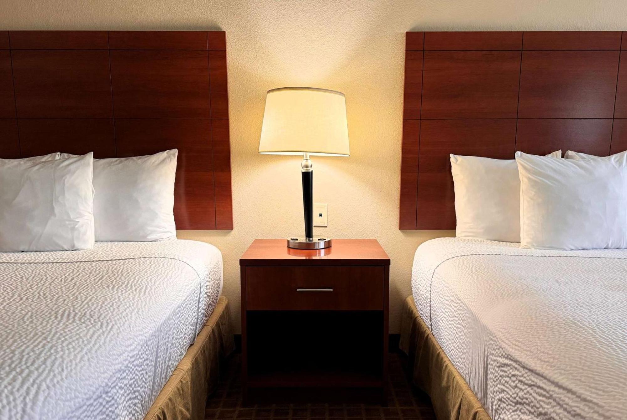 Ramada By Wyndham College Station Hotel Buitenkant foto