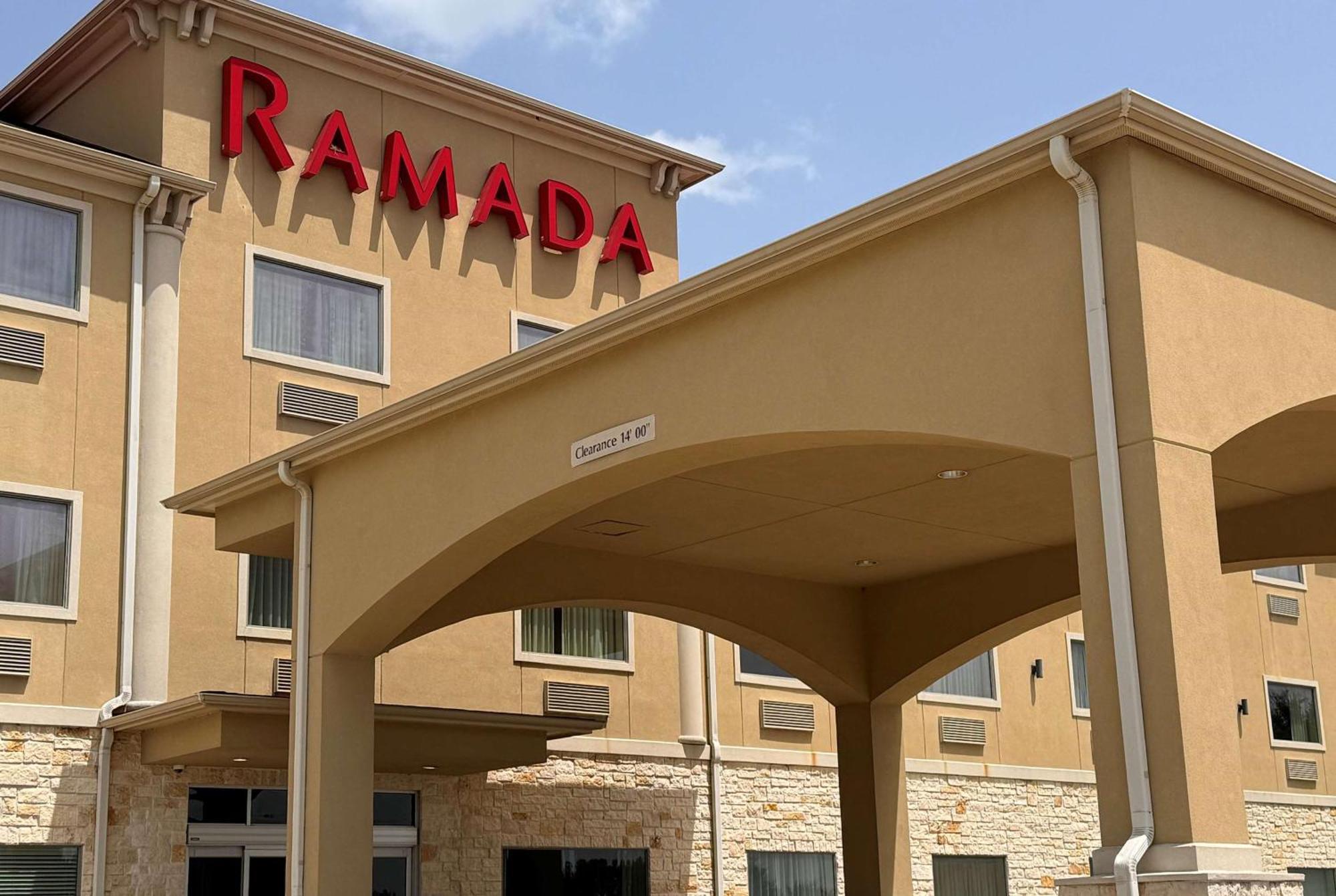 Ramada By Wyndham College Station Hotel Buitenkant foto