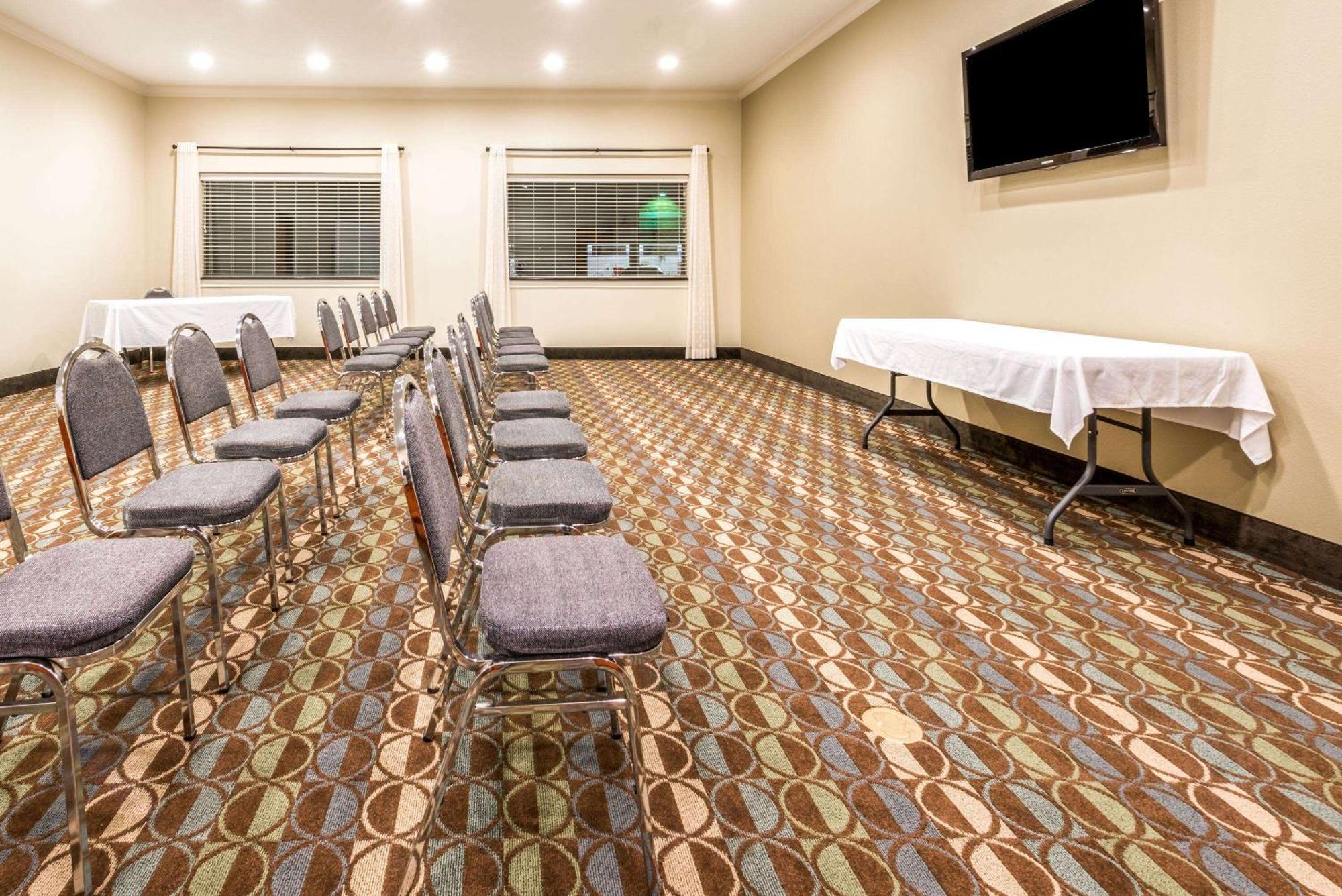 Ramada By Wyndham College Station Hotel Buitenkant foto