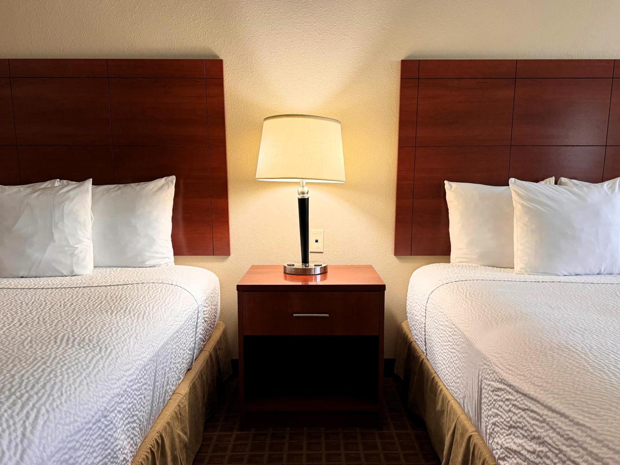 Ramada By Wyndham College Station Hotel Buitenkant foto